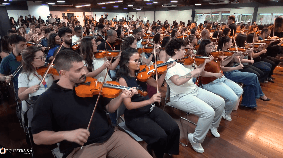 Participantes do Programa ORQUESTRA S.A. concentrados durante o ensaio